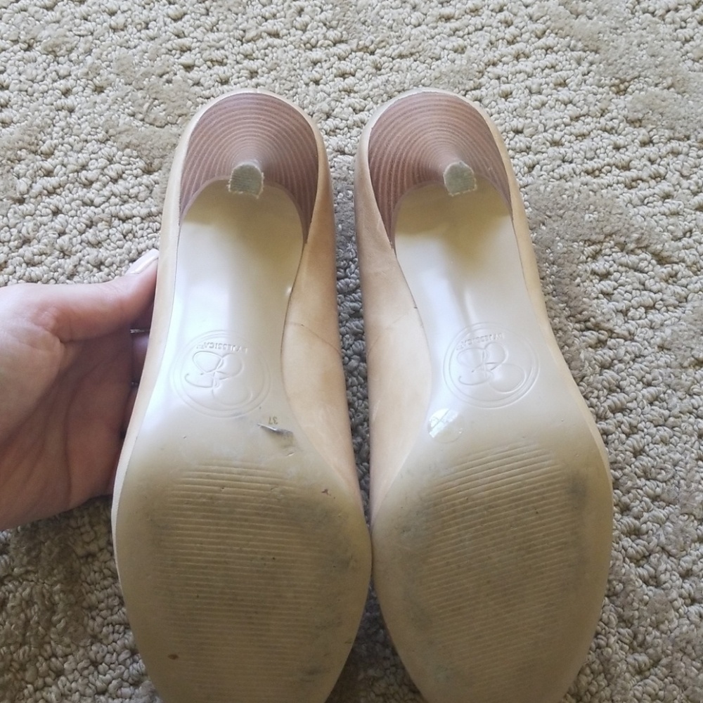 Heels - Picture 4 of 4